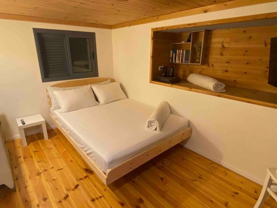Bit Cabin Near The Airport Kfar Daniel Экстерьер фото